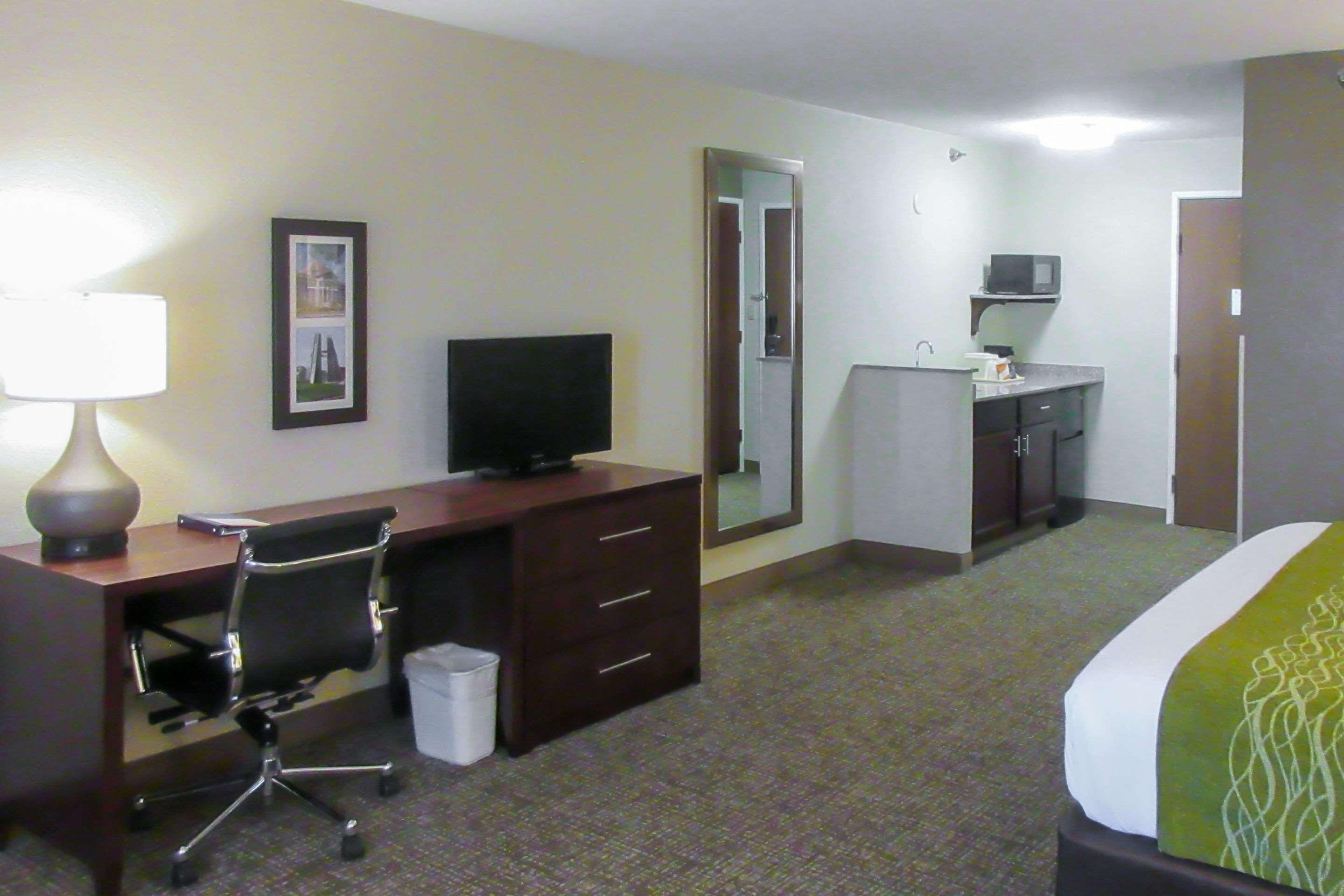 Comfort Inn & Suites Pueblo Exteriör bild