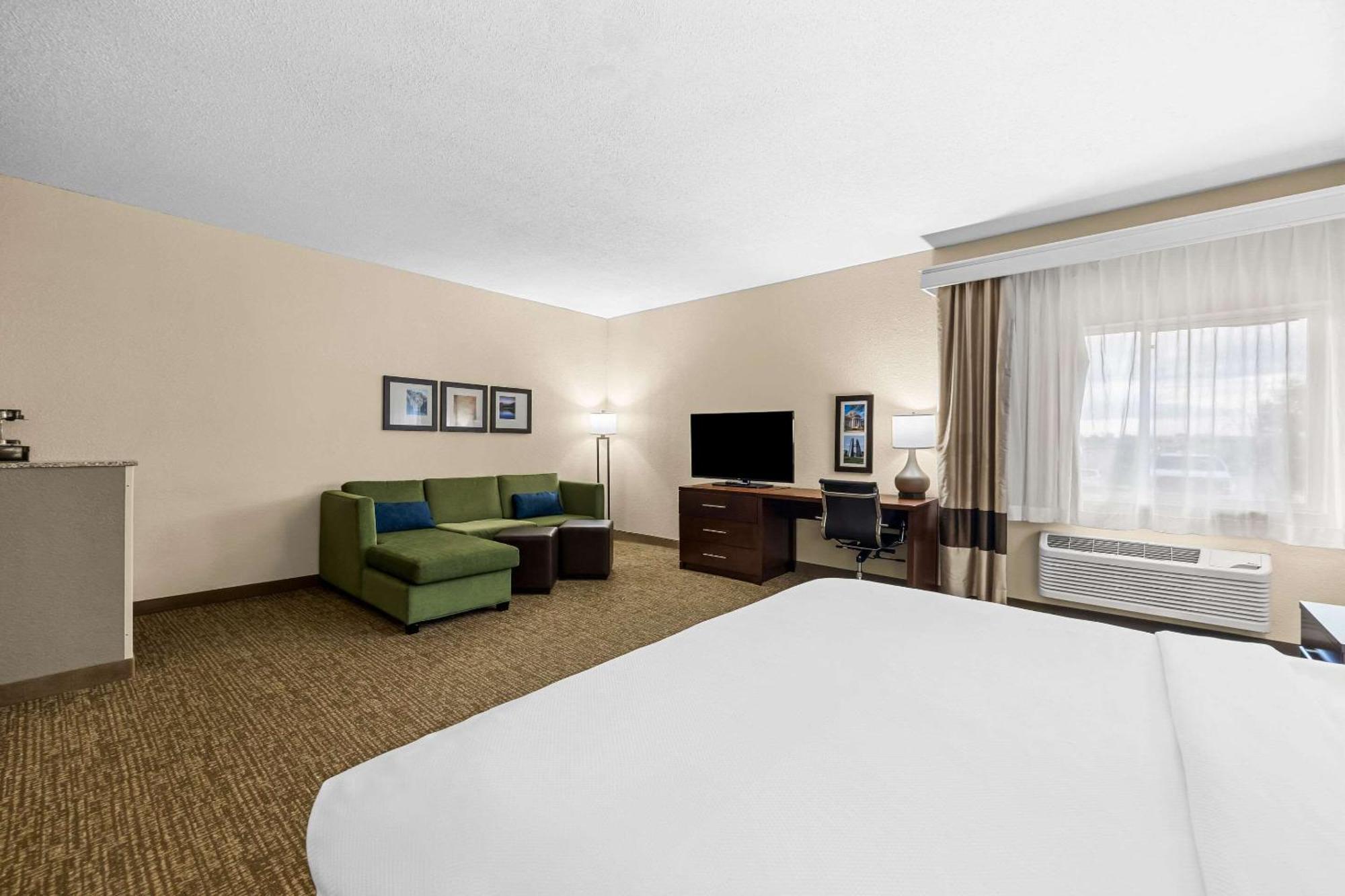Comfort Inn & Suites Pueblo Exteriör bild