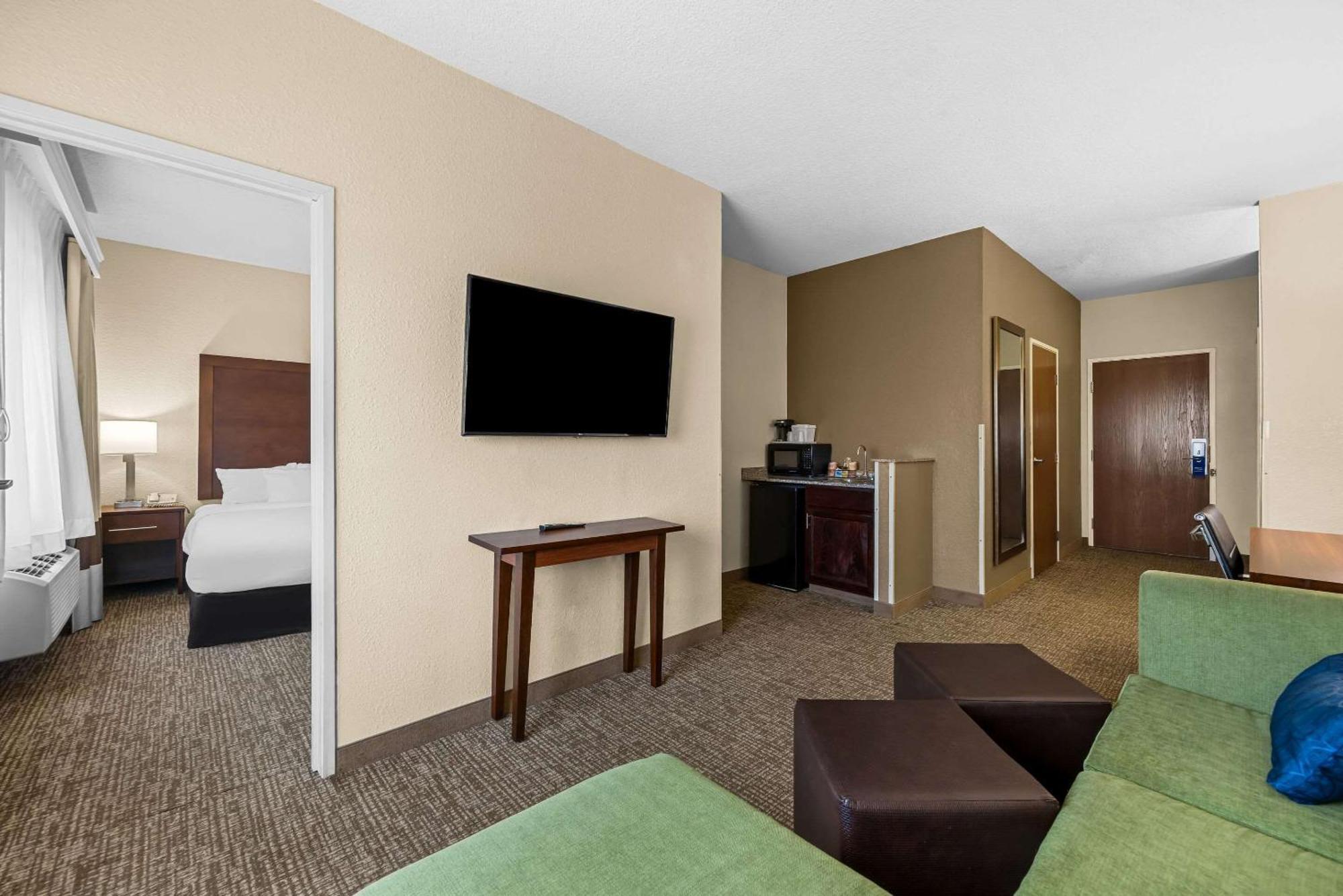 Comfort Inn & Suites Pueblo Exteriör bild