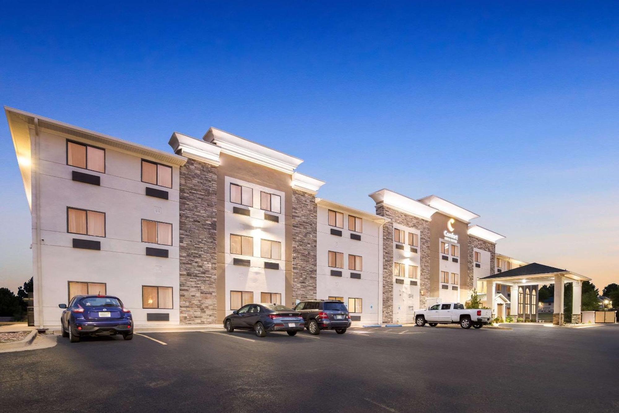 Comfort Inn & Suites Pueblo Exteriör bild
